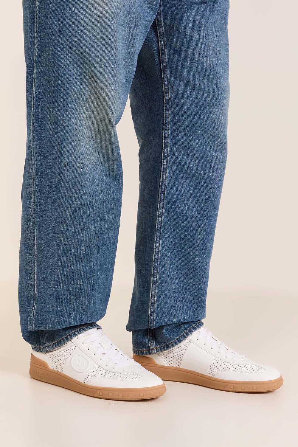 תמונת כל הלוק של נעלי סניקרס